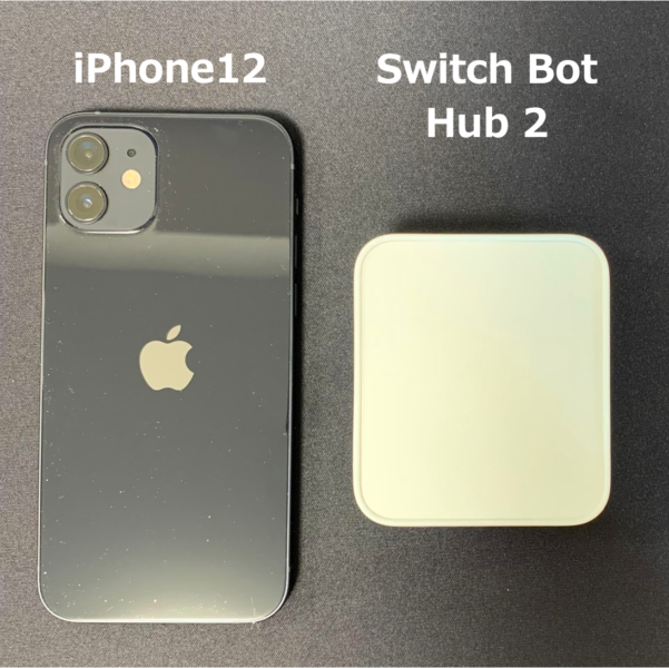 「SwitchBot ハブ2」と「iPhone12」の大きさの比較